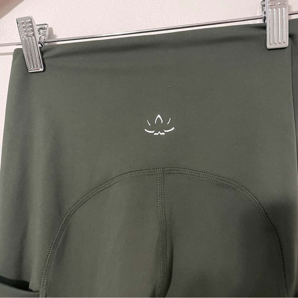 NWT Beyond Yoga • POWERBEYOND strive pocket midiegging 2.0 modern olive 25” sz S - Picture 9 of 11